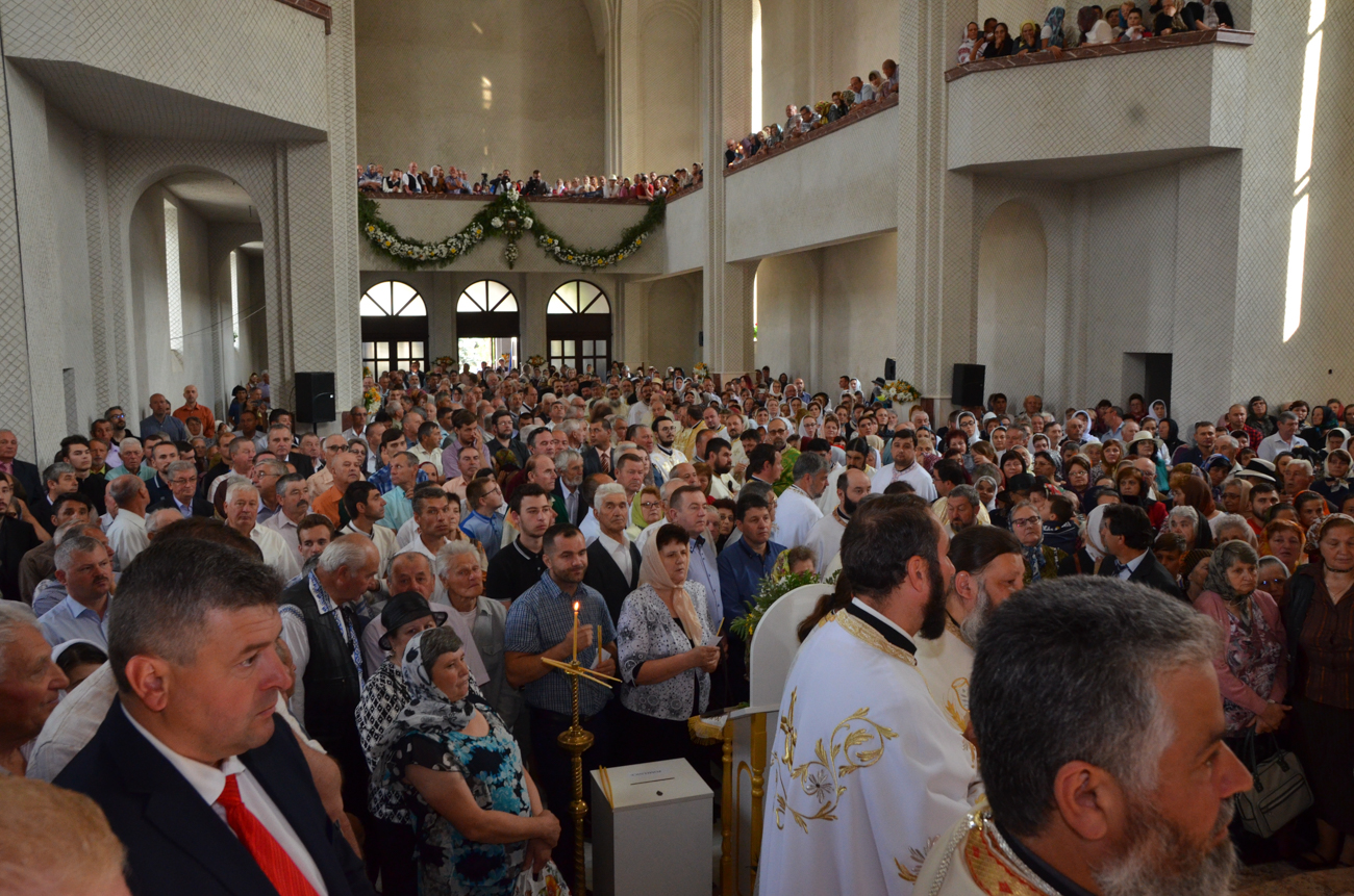 Catedrala „Învierea Domnului” din Fălticeni, sfințită în prezența a 3000 de credincioși