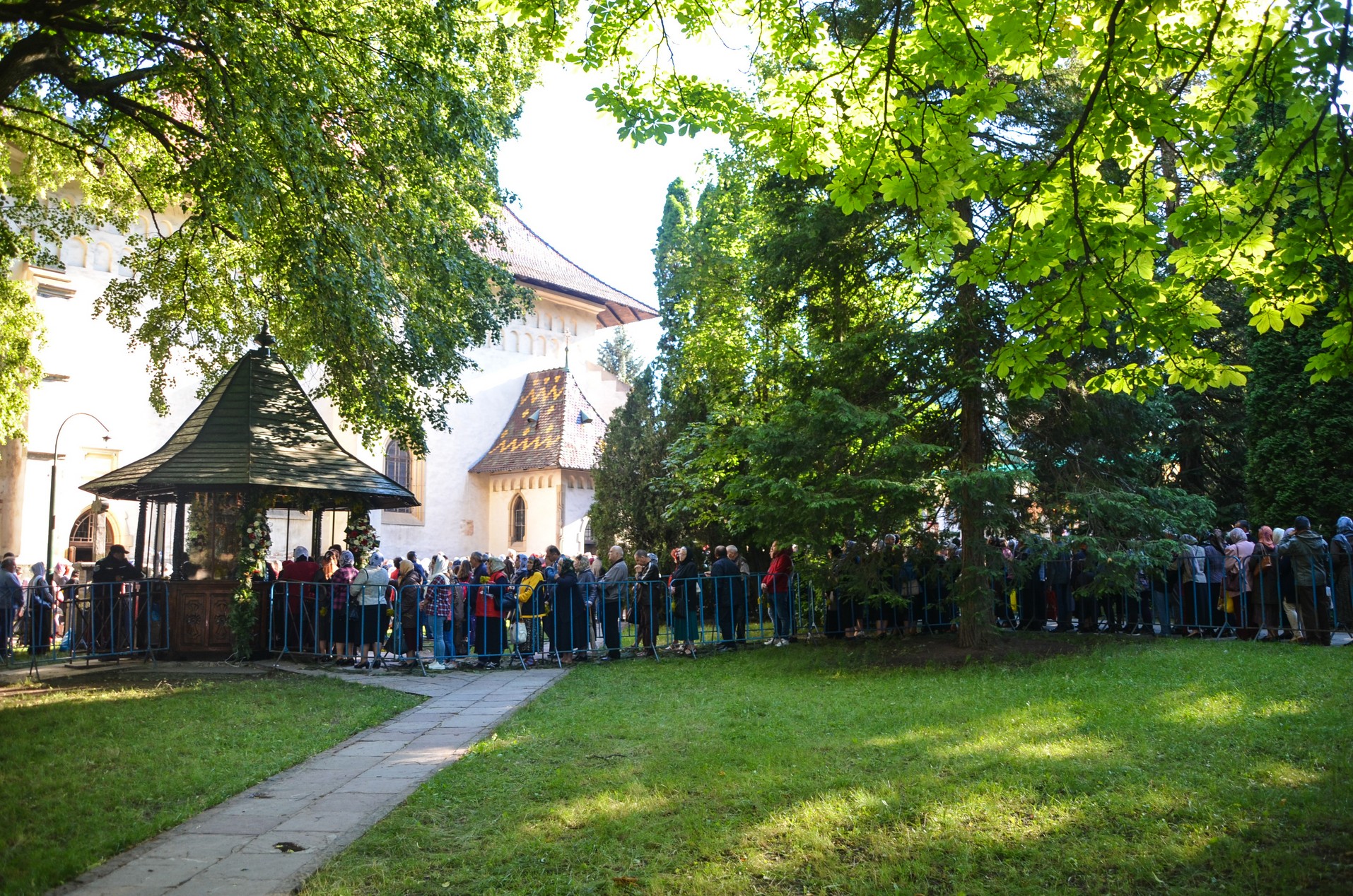 Hramul cel mare al Sucevei: „A-l iubi pe celălalt este o purtare de cruce continuă”