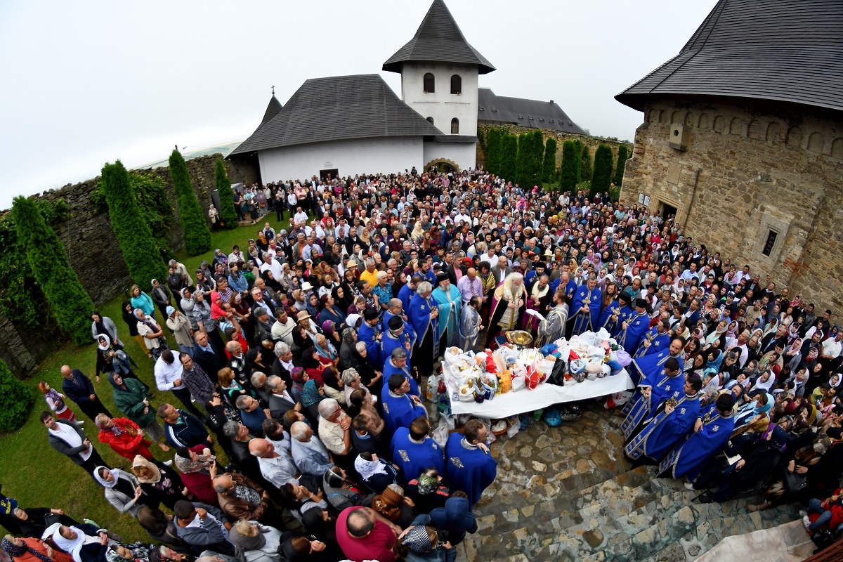 Mii de pelerini s-au rugat la Mănăstirea Hadâmbu