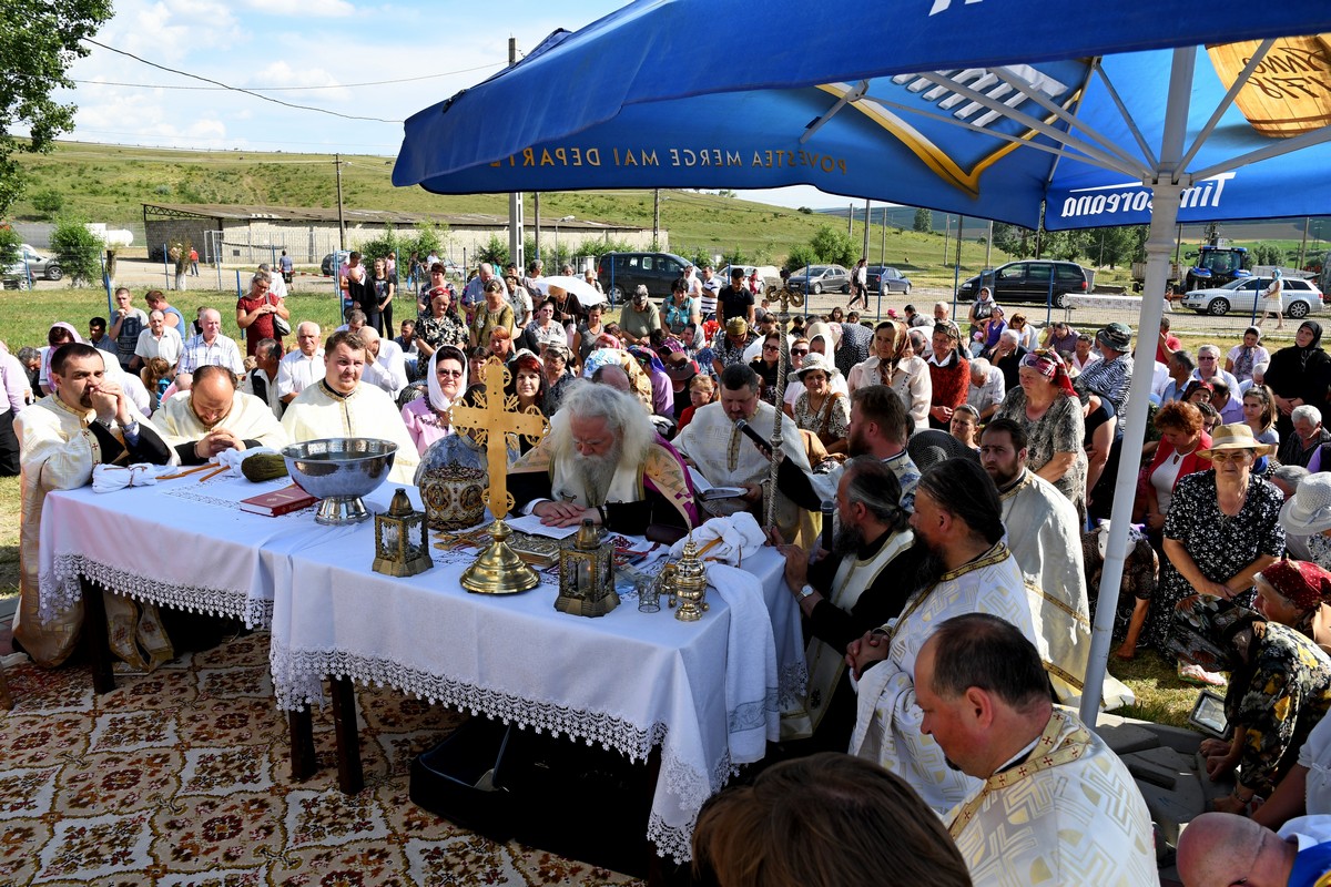 Rugăciuni arhiereşti în Parohia Ipatele
