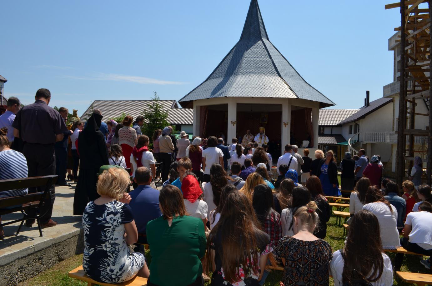 Slujbe arhiereşti în trei protopopiate din Moldova