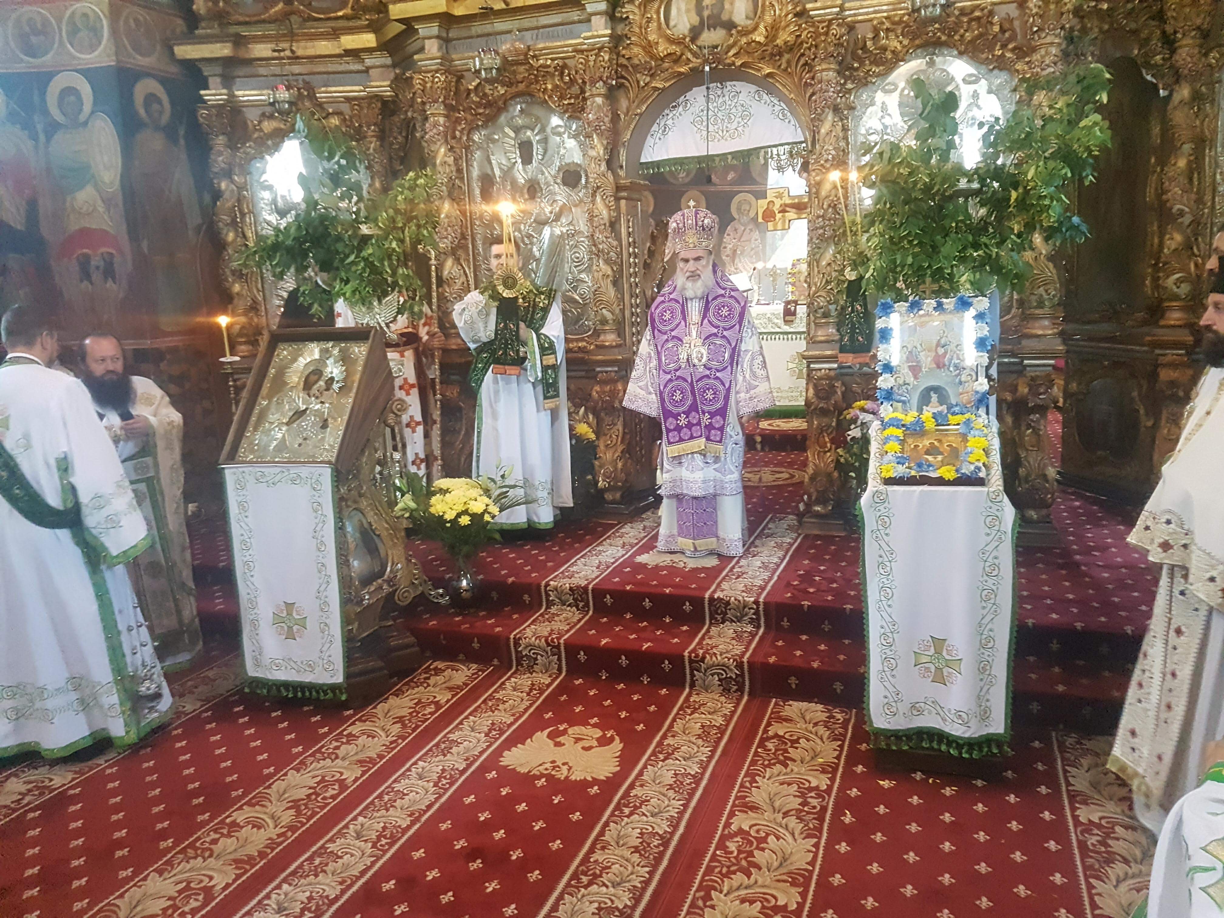 Liturghie baptismală la Catedrala Arhiepiscopală din Roman