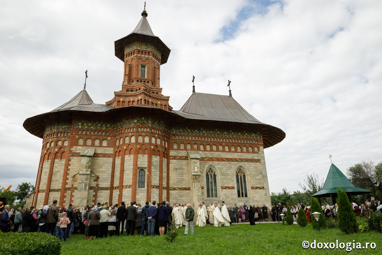 Foto: Oana Nechifor Resfințire la Hârlău: „Mulțumim lui Dumnezeu că biserica aceasta stă în picioare de atâtea sute de ani”