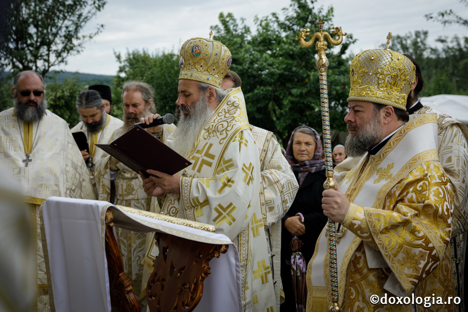 Foto: Oana Nechifor Resfințire la Hârlău: „Mulțumim lui Dumnezeu că biserica aceasta stă în picioare de atâtea sute de ani”