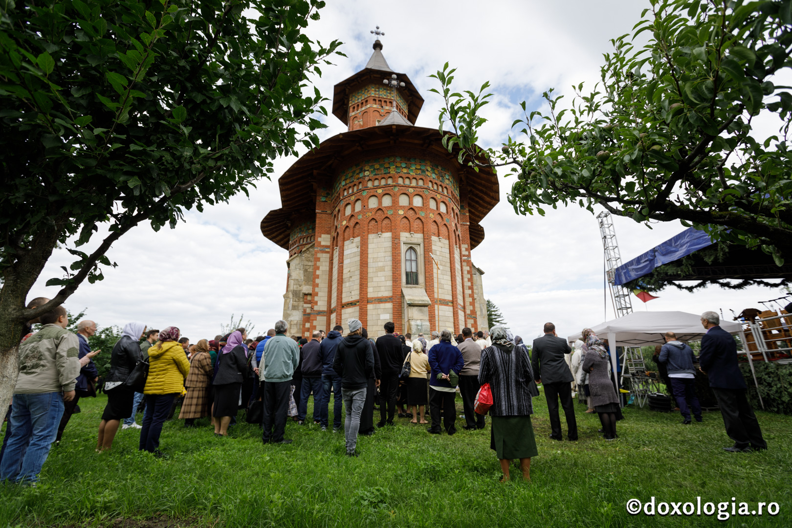 Foto: Oana Nechifor Resfințire la Hârlău: „Mulțumim lui Dumnezeu că biserica aceasta stă în picioare de atâtea sute de ani”