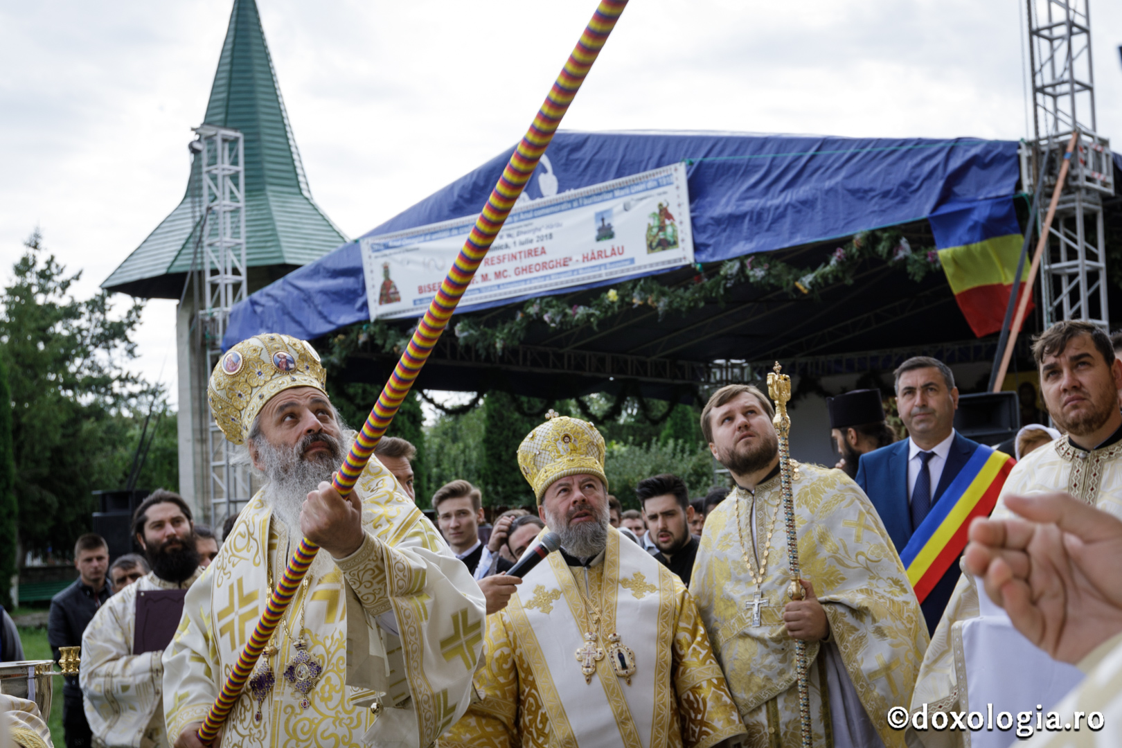 Foto: Oana Nechifor Resfințire la Hârlău: „Mulțumim lui Dumnezeu că biserica aceasta stă în picioare de atâtea sute de ani”