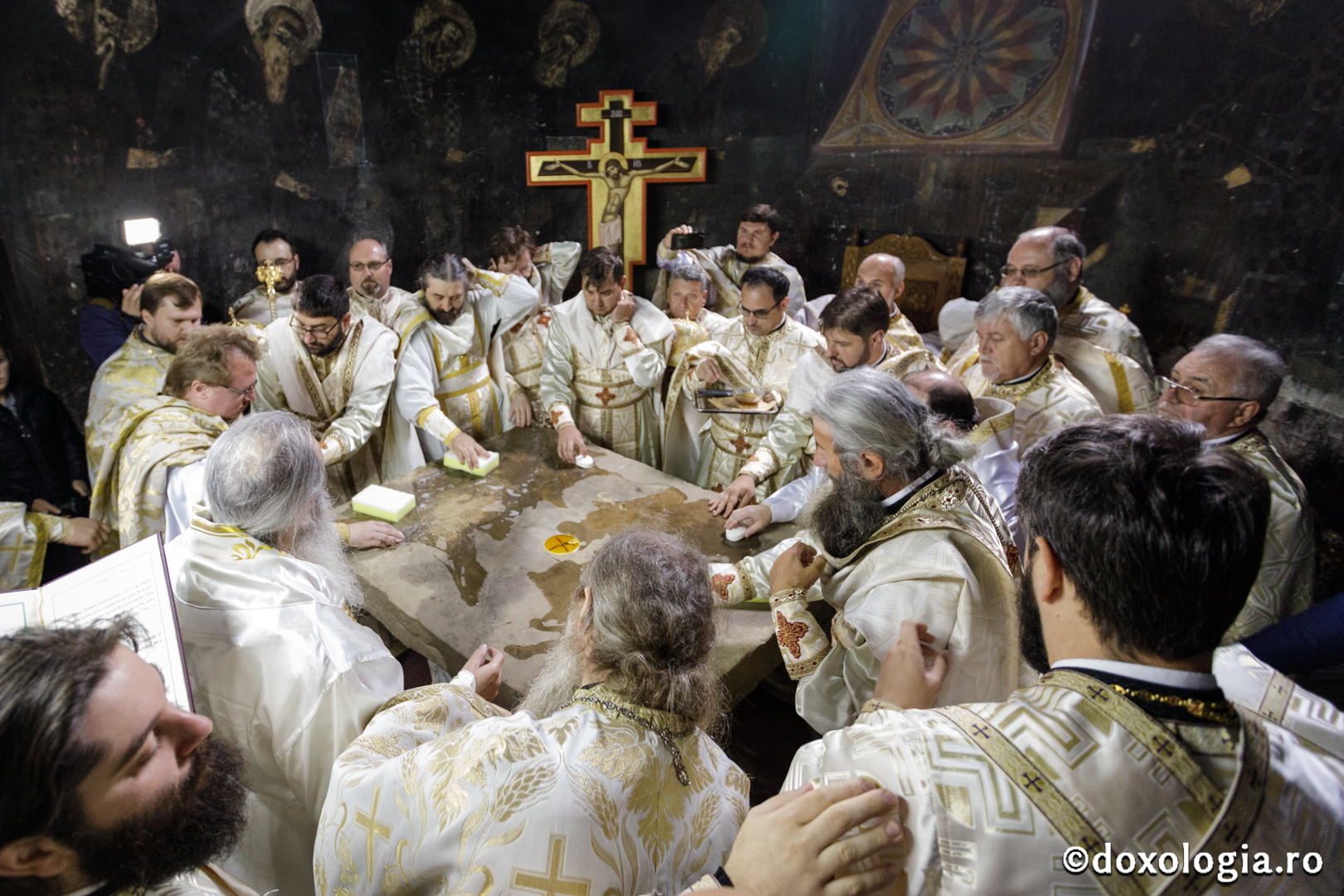 Foto: Oana Nechifor Resfințire la Hârlău: „Mulțumim lui Dumnezeu că biserica aceasta stă în picioare de atâtea sute de ani”