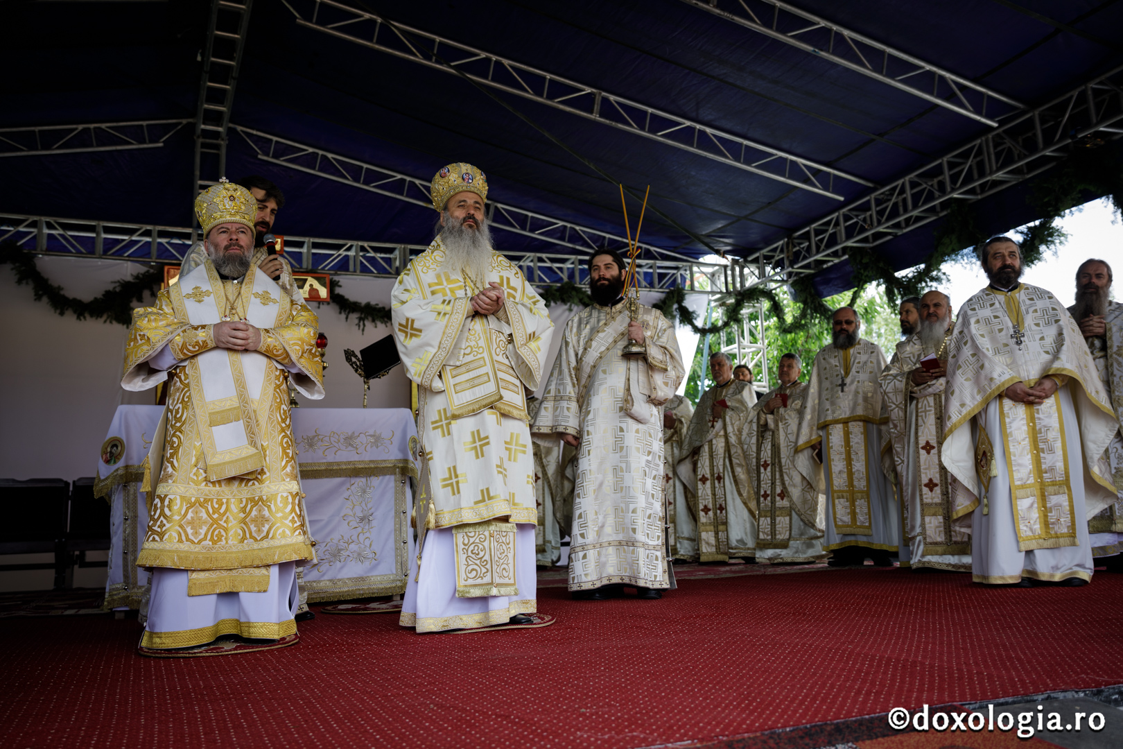 Foto: Oana Nechifor Resfințire la Hârlău: „Mulțumim lui Dumnezeu că biserica aceasta stă în picioare de atâtea sute de ani”