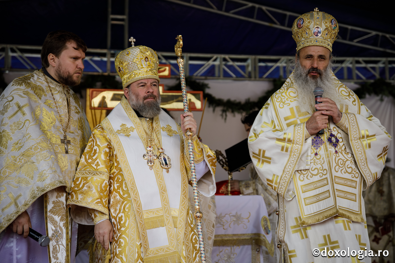 Foto: Oana Nechifor Resfințire la Hârlău: „Mulțumim lui Dumnezeu că biserica aceasta stă în picioare de atâtea sute de ani”