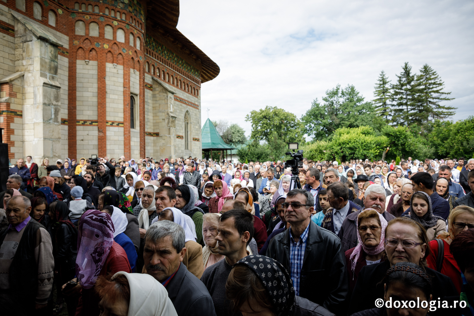 Foto: Oana Nechifor Resfințire la Hârlău: „Mulțumim lui Dumnezeu că biserica aceasta stă în picioare de atâtea sute de ani”
