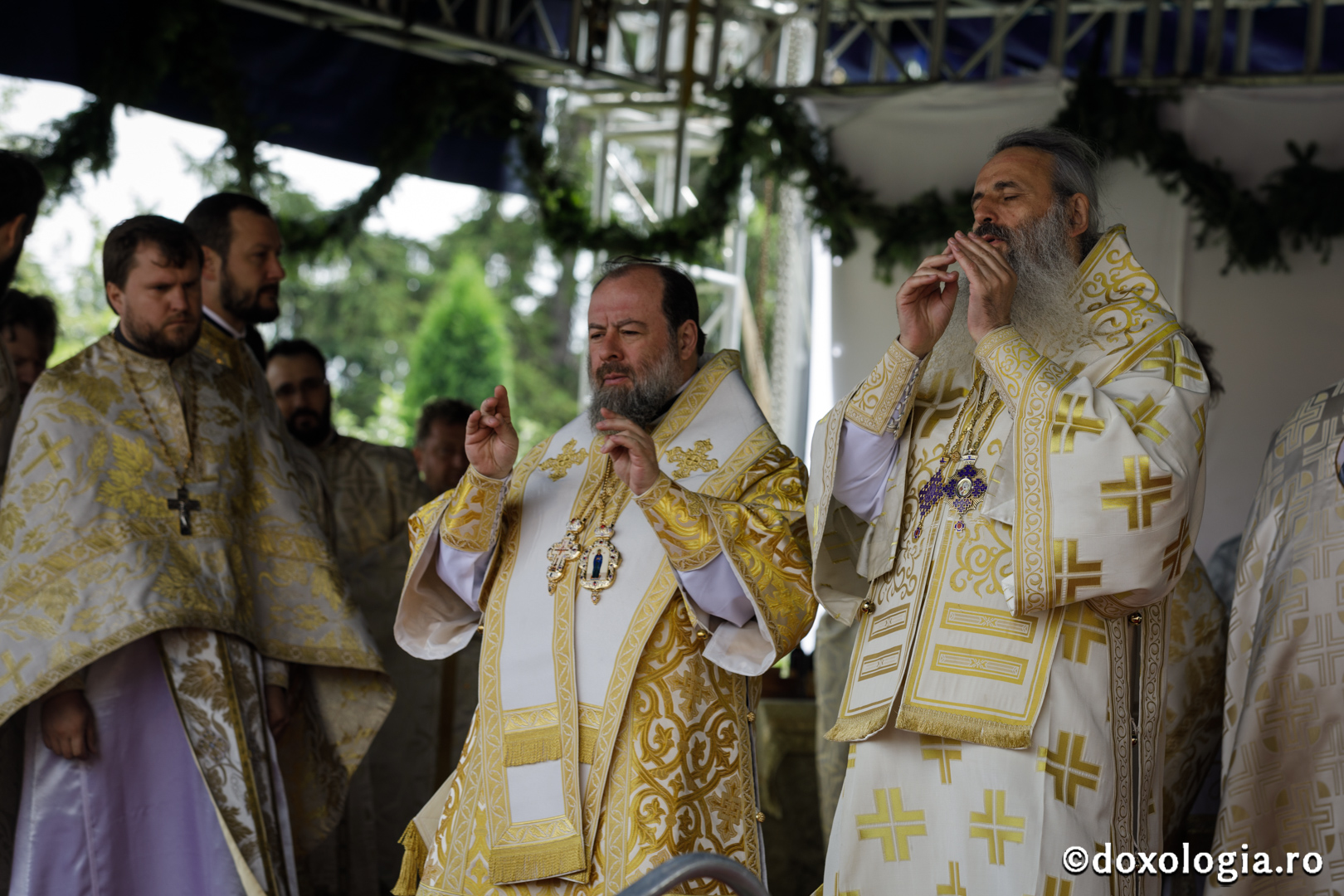 Foto: Oana Nechifor Resfințire la Hârlău: „Mulțumim lui Dumnezeu că biserica aceasta stă în picioare de atâtea sute de ani”