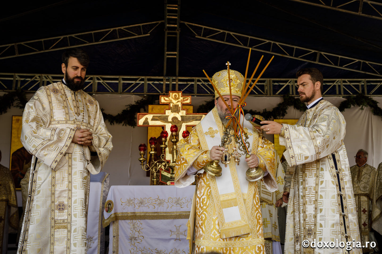 Foto: Oana Nechifor Resfințire la Hârlău: „Mulțumim lui Dumnezeu că biserica aceasta stă în picioare de atâtea sute de ani”