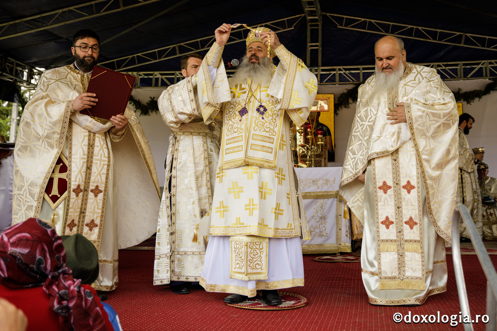 Foto: Oana Nechifor Resfințire la Hârlău: „Mulțumim lui Dumnezeu că biserica aceasta stă în picioare de atâtea sute de ani”
