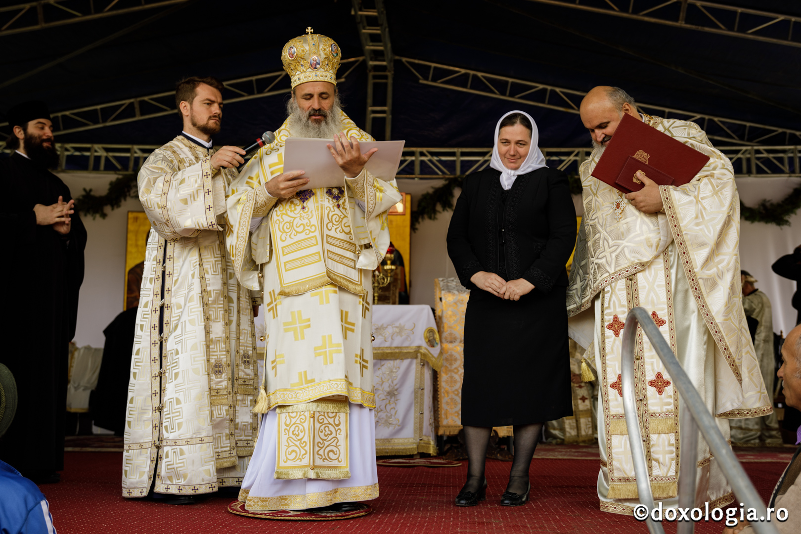 Foto: Oana Nechifor Resfințire la Hârlău: „Mulțumim lui Dumnezeu că biserica aceasta stă în picioare de atâtea sute de ani”