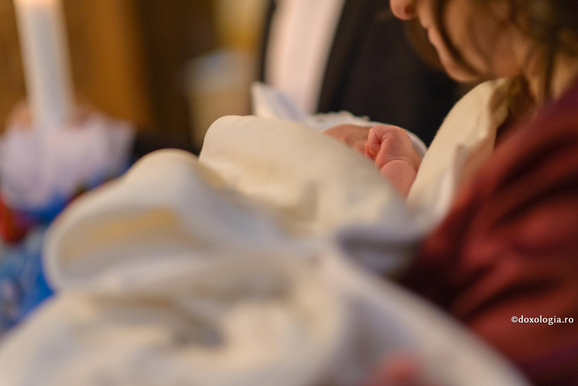 Mama și copilul – de la iubire și atașament sănătos la dependență și sclavie emoțională / Foto: Oana Nechifor bebeluș în brațe