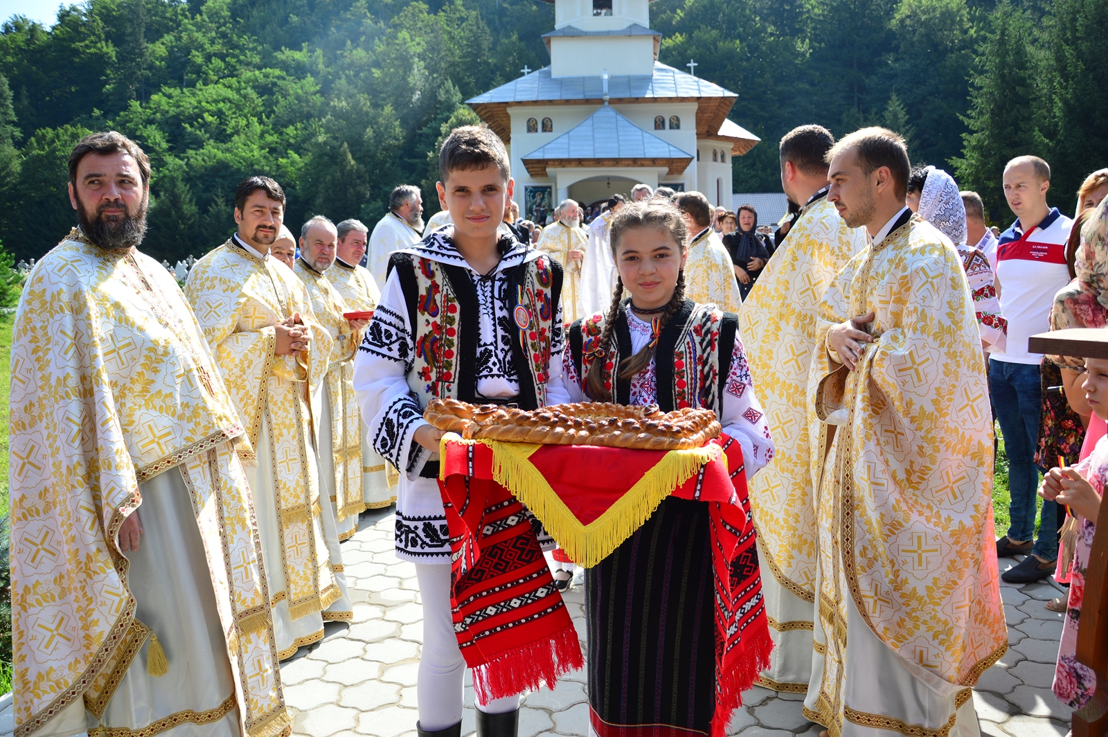 Biserica Parohiei Ciobănuş-Straja, sfinţită de doi ierarhi