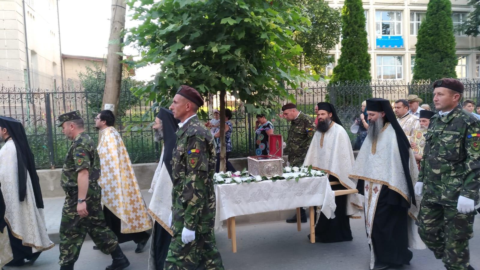 Preasfințitul Veniamin: „Orice fel de cinste ne-ar acorda cineva, niciodată să nu schimbăm cinstea pe care ne-o dă Dumnezeu, cu cinstea lumii!”