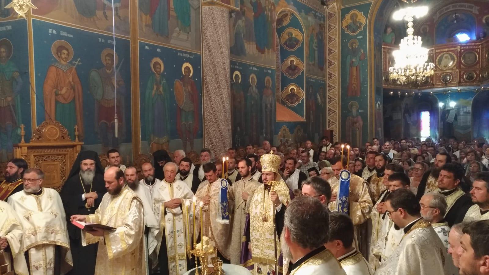 Preasfințitul Veniamin: „Orice fel de cinste ne-ar acorda cineva, niciodată să nu schimbăm cinstea pe care ne-o dă Dumnezeu, cu cinstea lumii!”