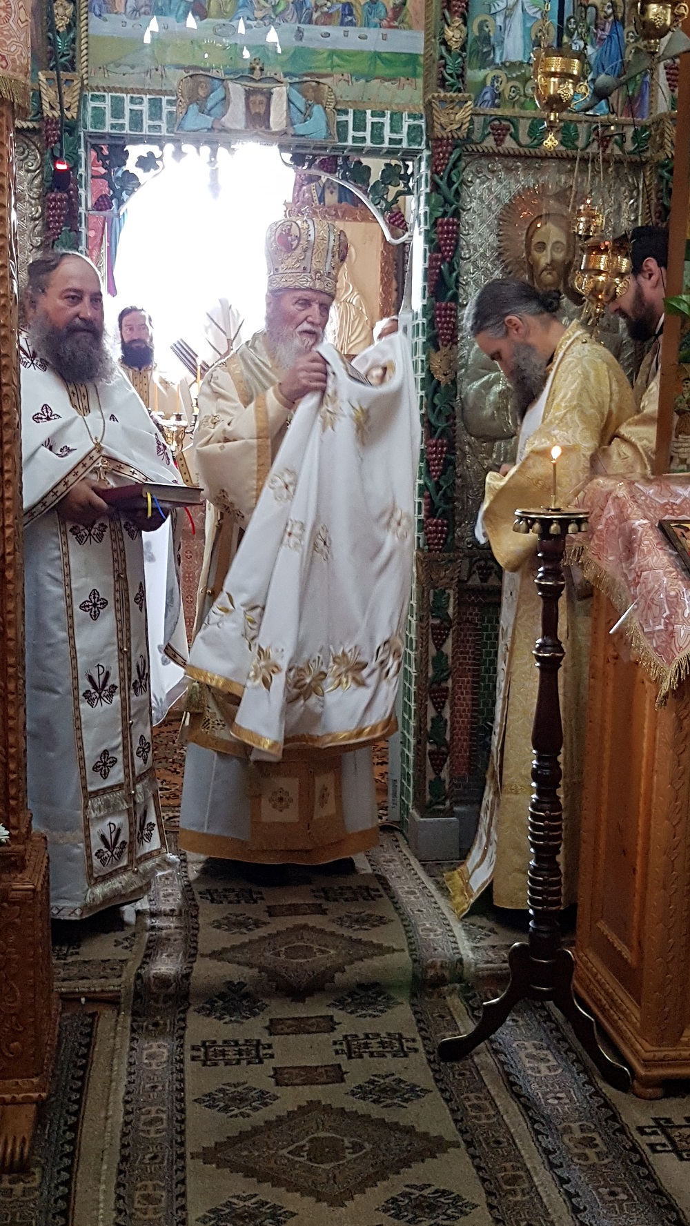 IPS Pimen: „Să alergăm cât mai des la Sfânta Taină a Spovedaniei”