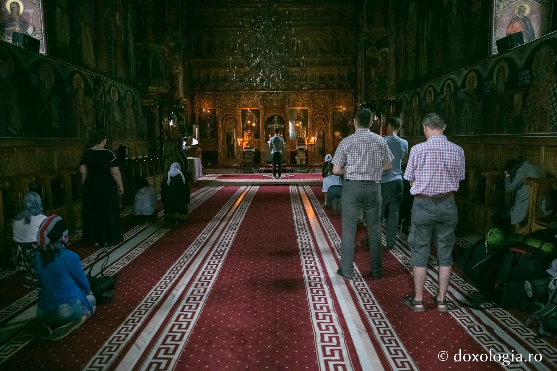 A început a patra ediție a pelerinajului pedestru „Pe urmele Sfinţilor Nemţeni”