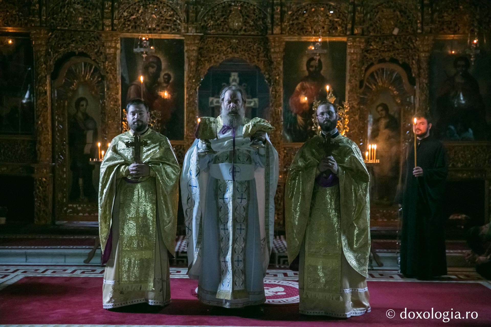 A început a patra ediție a pelerinajului pedestru „Pe urmele Sfinţilor Nemţeni”