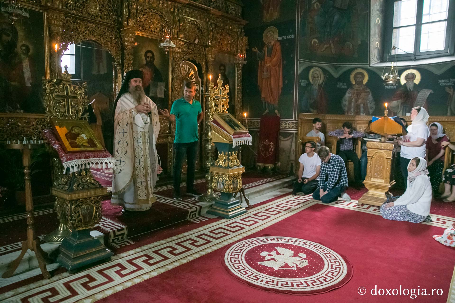 A început a patra ediție a pelerinajului pedestru „Pe urmele Sfinţilor Nemţeni”