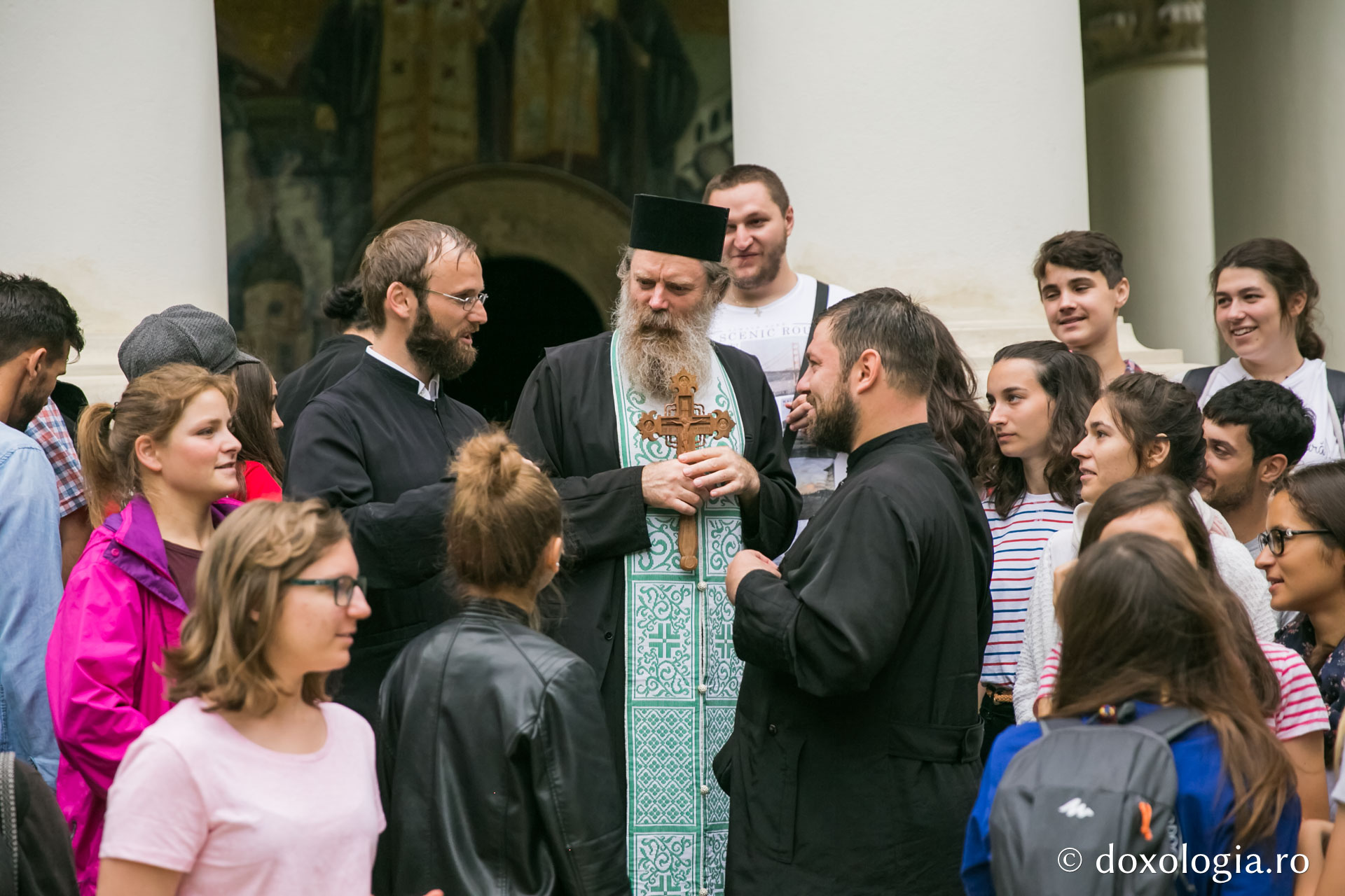 A început a patra ediție a pelerinajului pedestru „Pe urmele Sfinţilor Nemţeni”