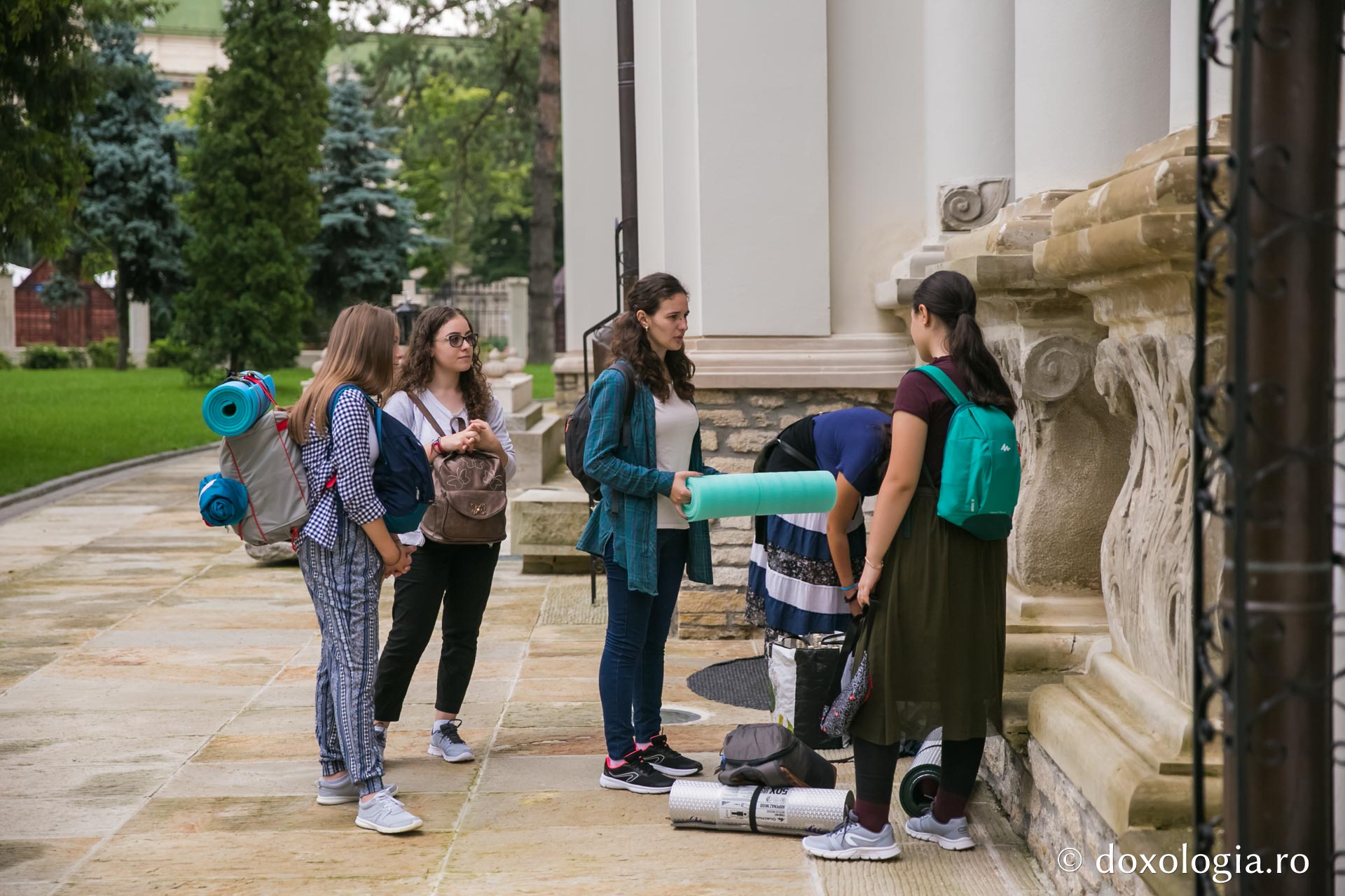 A început a patra ediție a pelerinajului pedestru „Pe urmele Sfinţilor Nemţeni”