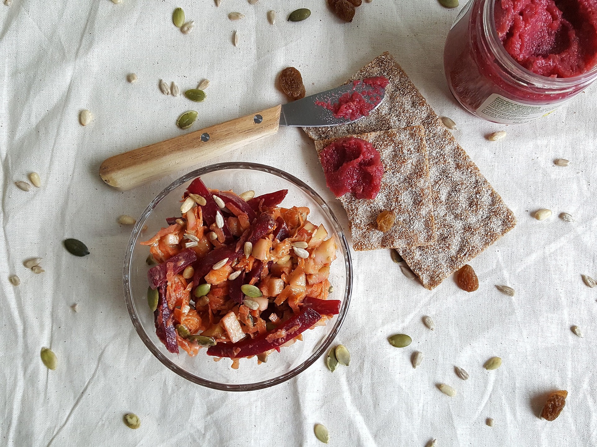 Salată de sfeclă roșie cu mere