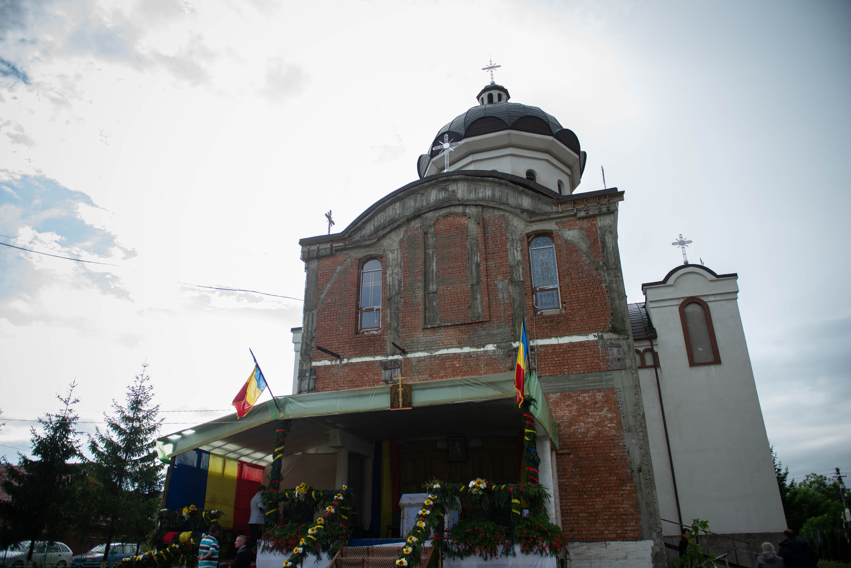 Biserica „Sfinții Împărați Constantin și Elena” din cartierul Gara Veche - Piatra Neamț/ Foto: Alex Atudori Liturghie și sfințire de așezământ parohial, oficiate de IPS Mitropolit Teofan la Piatra Neamț