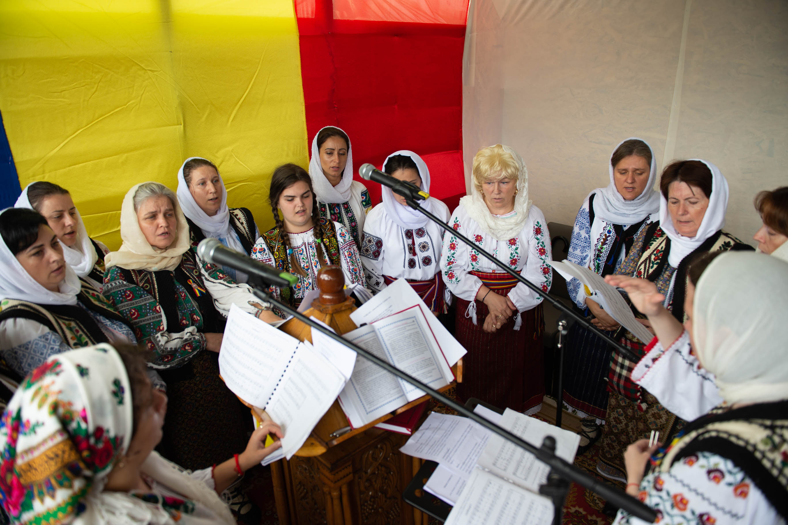 Corul „Camena” al preoteselor din Protopopiatul Piatra-Neamț/ Foto: Alex Atudori Liturghie și sfințire de așezământ parohial, oficiate de IPS Mitropolit Teofan la Piatra Neamț