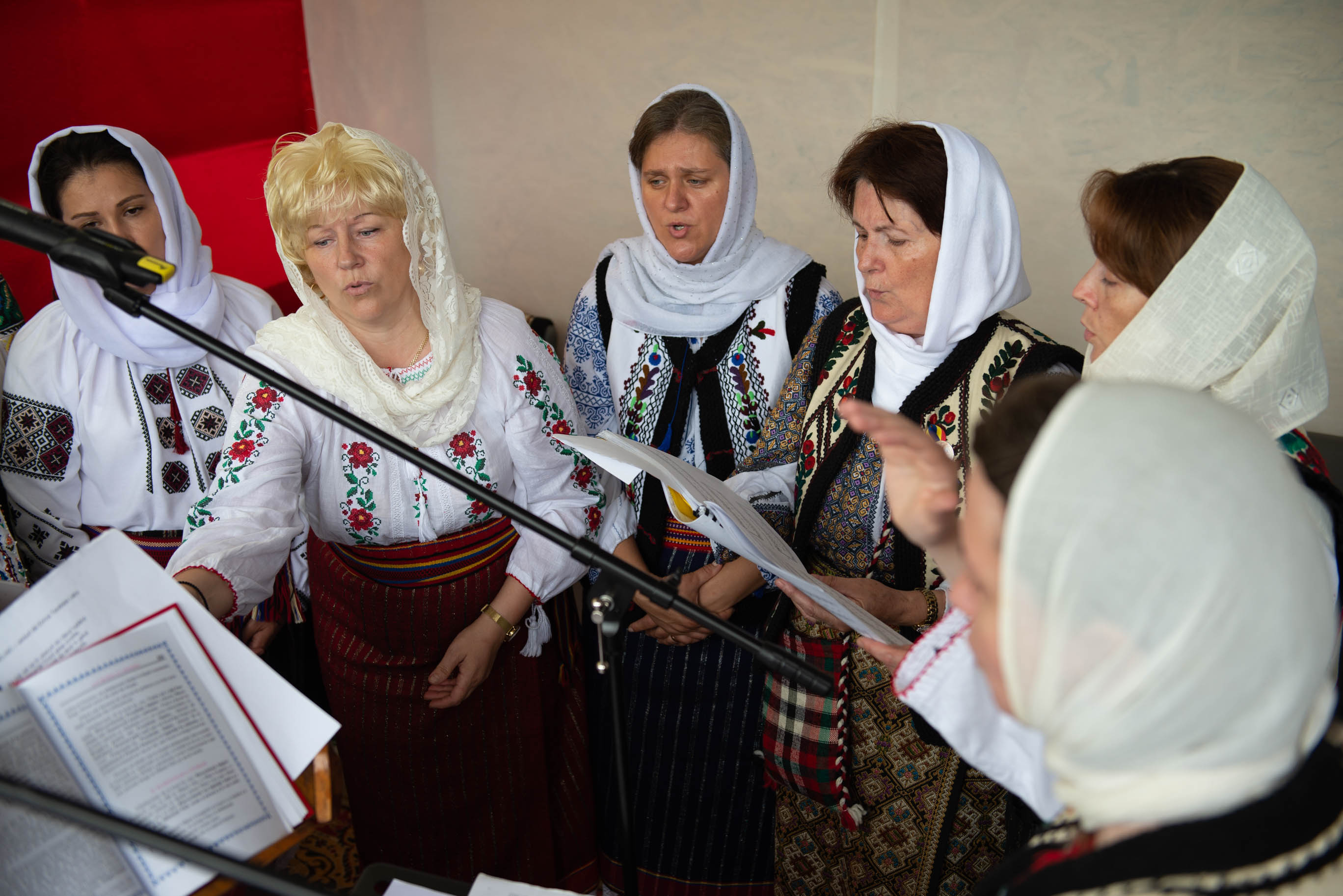Foto: Alex Atudori Liturghie și sfințire de așezământ parohial, oficiate de IPS Mitropolit Teofan la Piatra Neamț