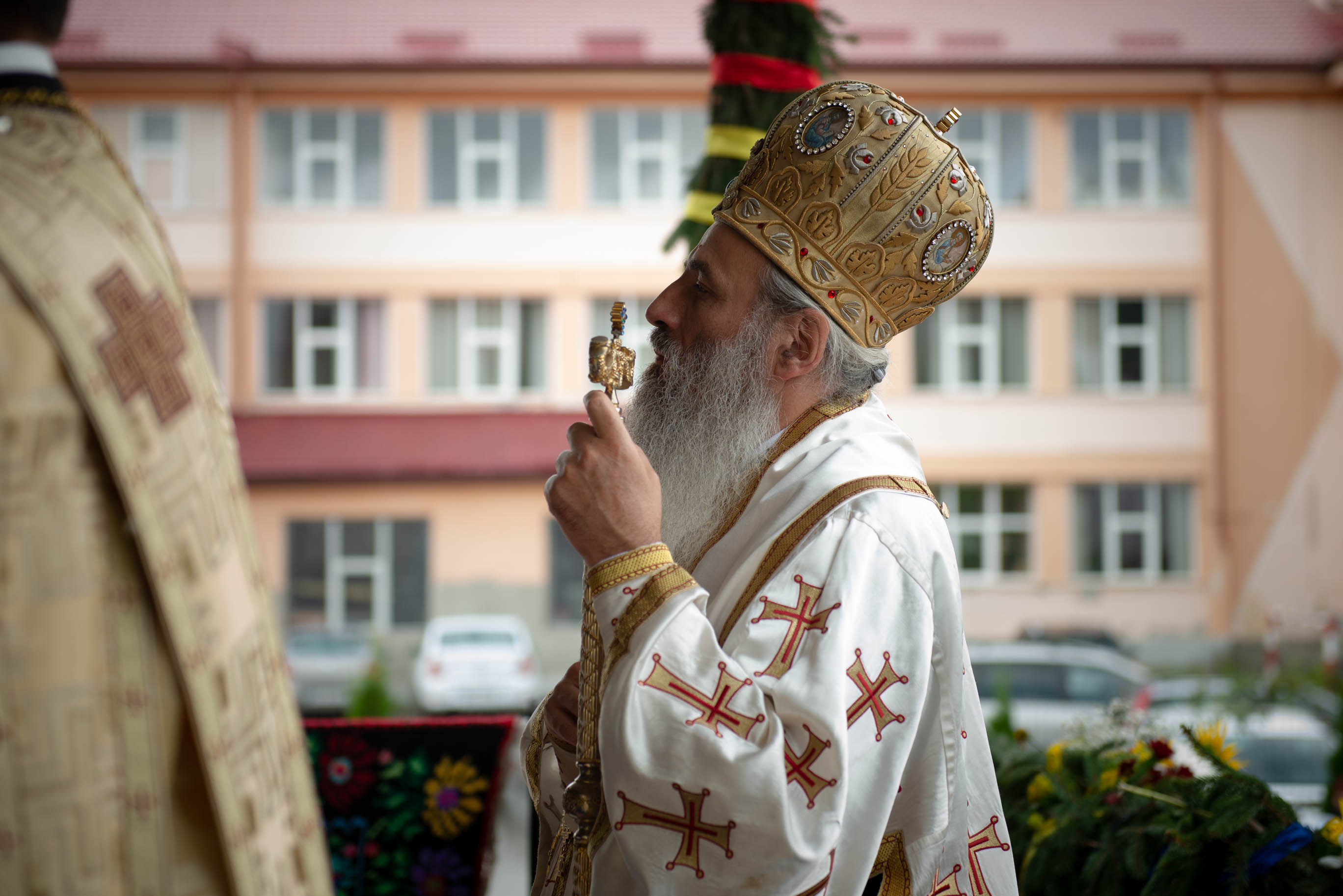 Foto: Alex Atudori Liturghie și sfințire de așezământ parohial, oficiate de IPS Mitropolit Teofan la Piatra Neamț