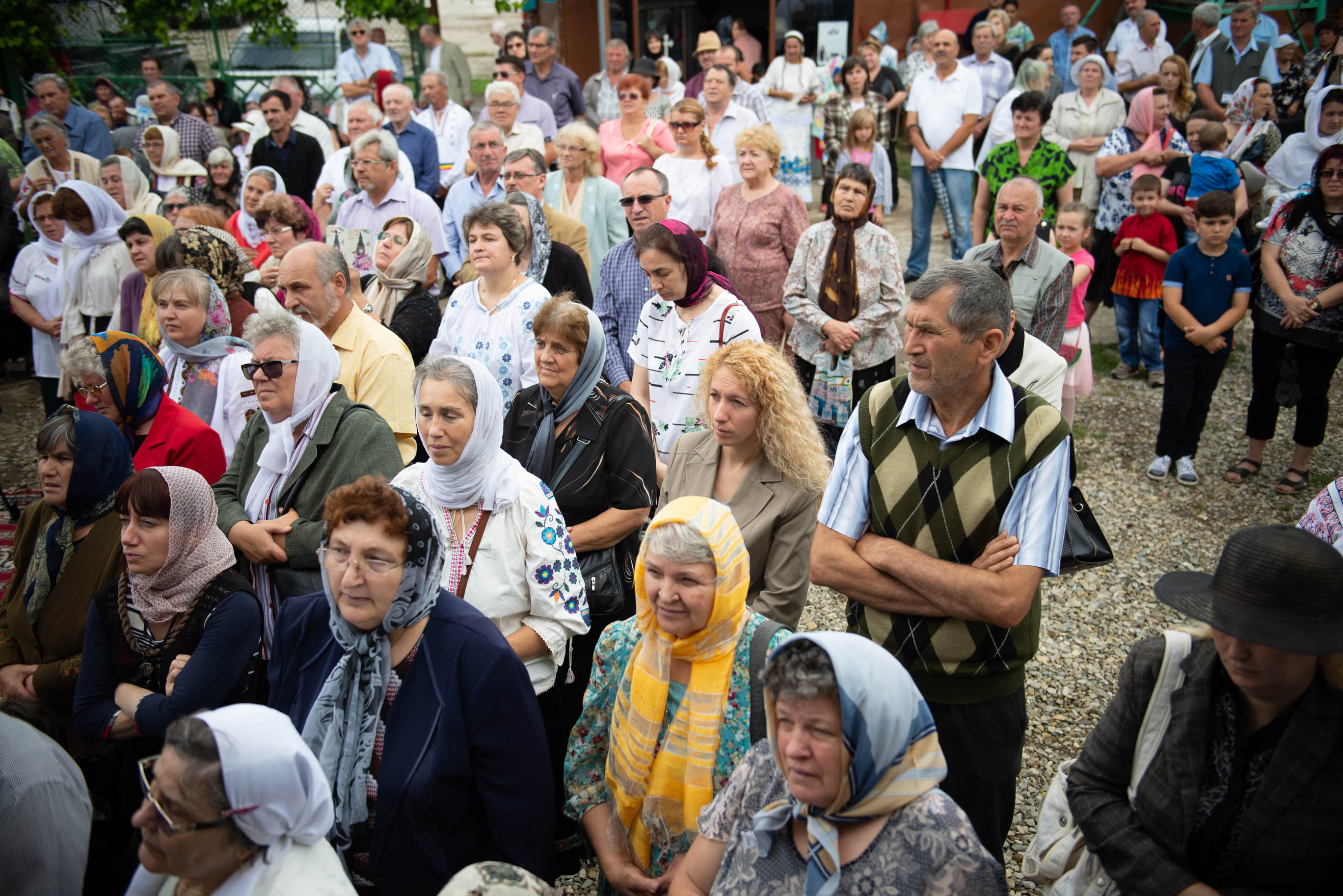Foto: Alex Atudori Liturghie și sfințire de așezământ parohial, oficiate de IPS Mitropolit Teofan la Piatra Neamț