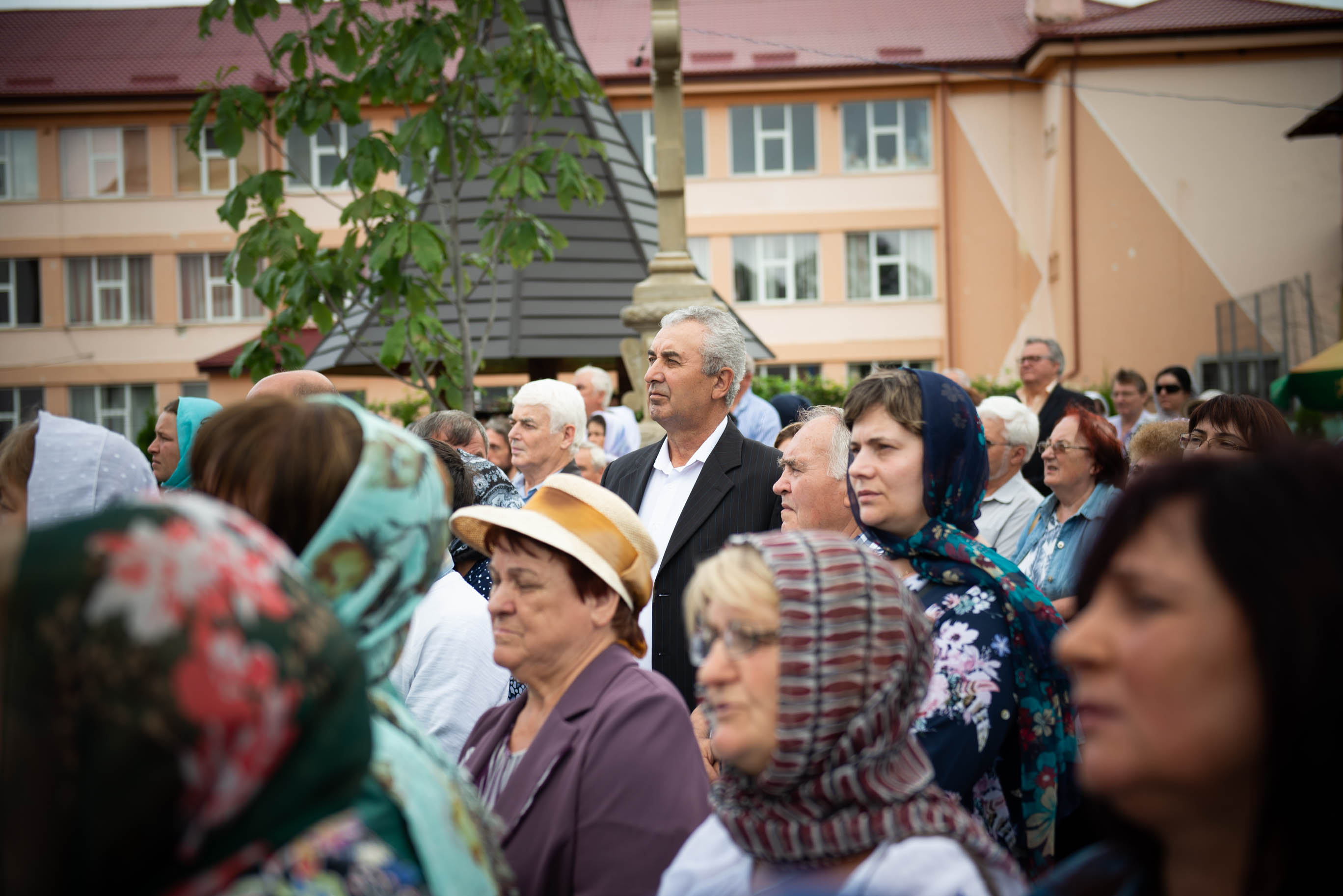 Foto: Alex Atudori Liturghie și sfințire de așezământ parohial, oficiate de IPS Mitropolit Teofan la Piatra Neamț
