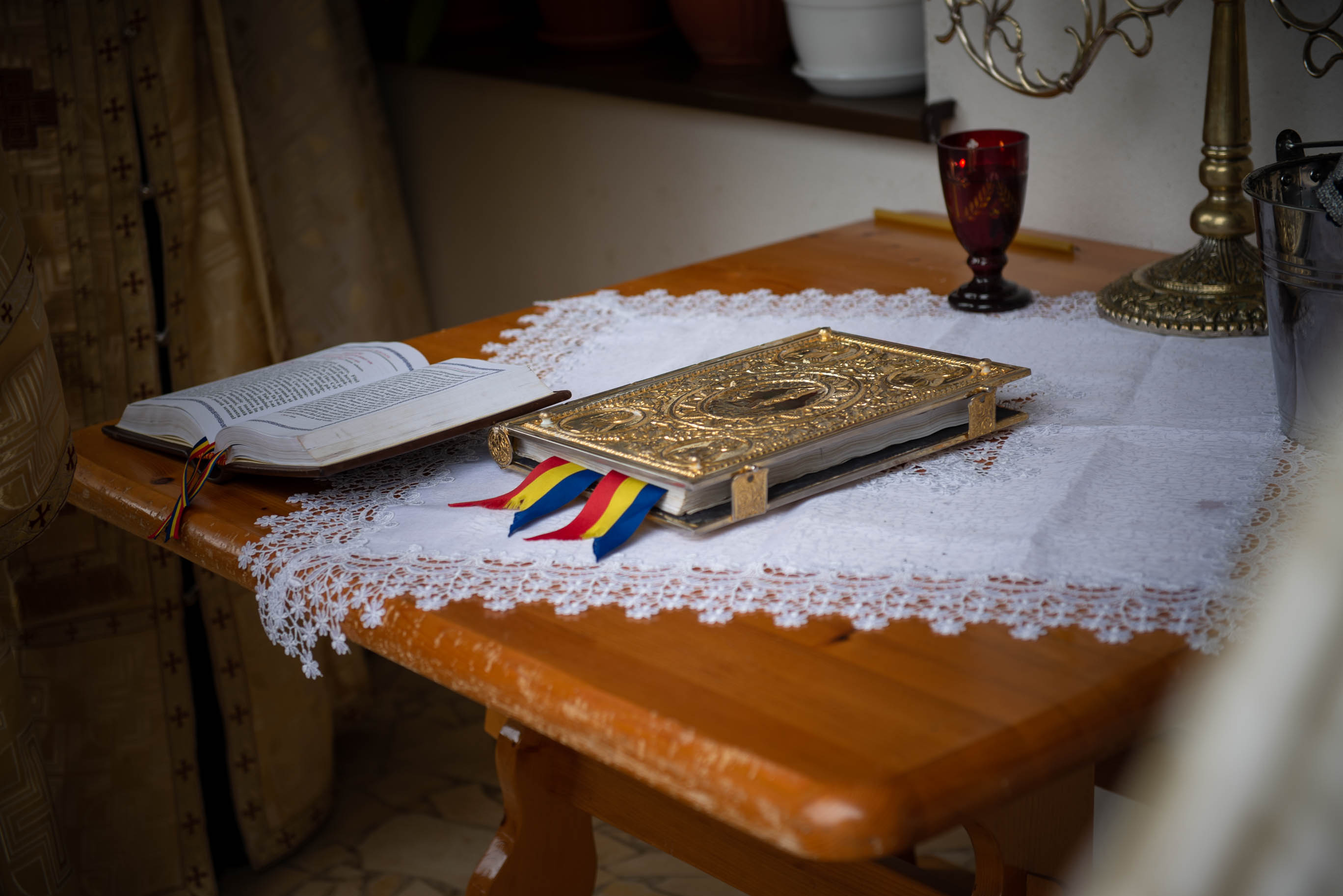 Foto: Alex Atudori Liturghie și sfințire de așezământ parohial, oficiate de IPS Mitropolit Teofan la Piatra Neamț