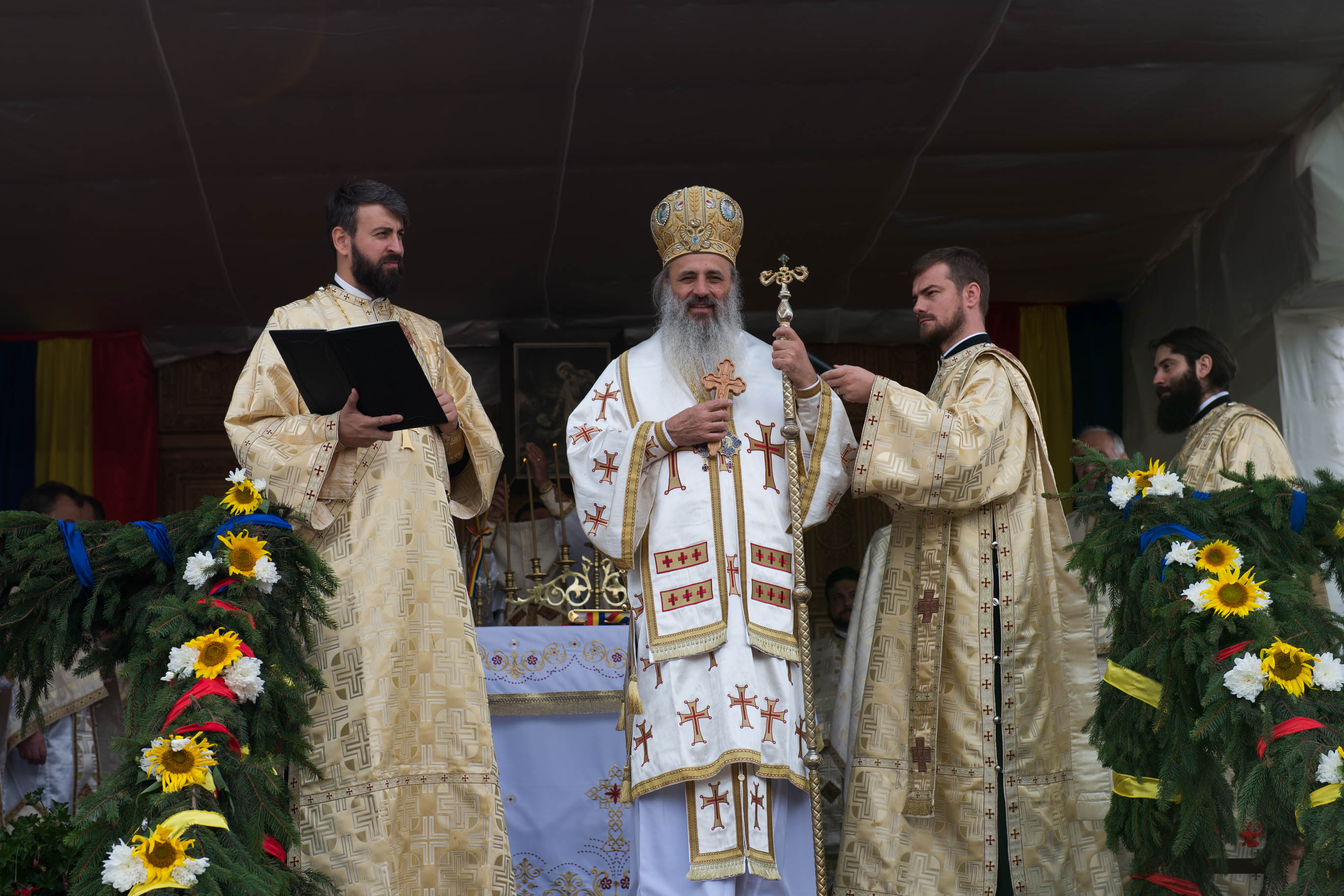 Liturghie și sfințire de așezământ parohial, oficiate de IPS Mitropolit Teofan la Piatra Neamț