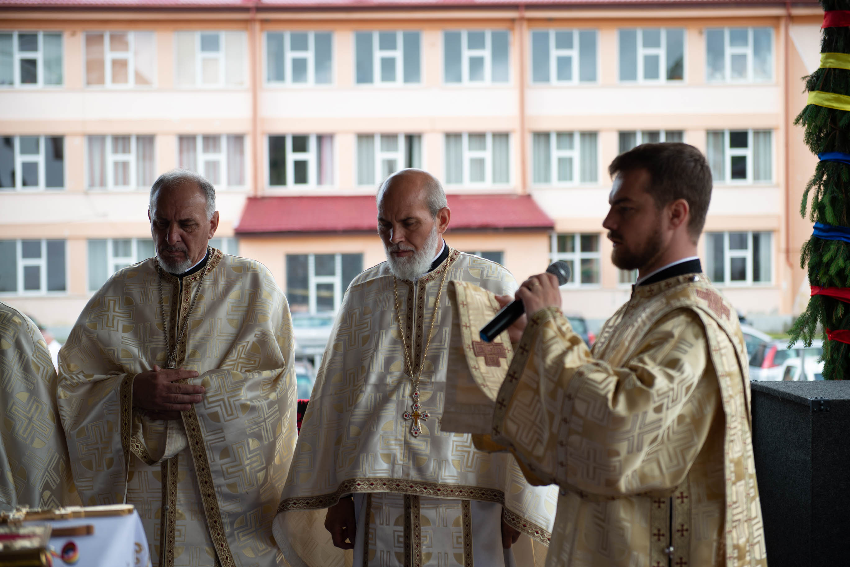 Foto: Alex Atudori Liturghie și sfințire de așezământ parohial, oficiate de IPS Mitropolit Teofan la Piatra Neamț