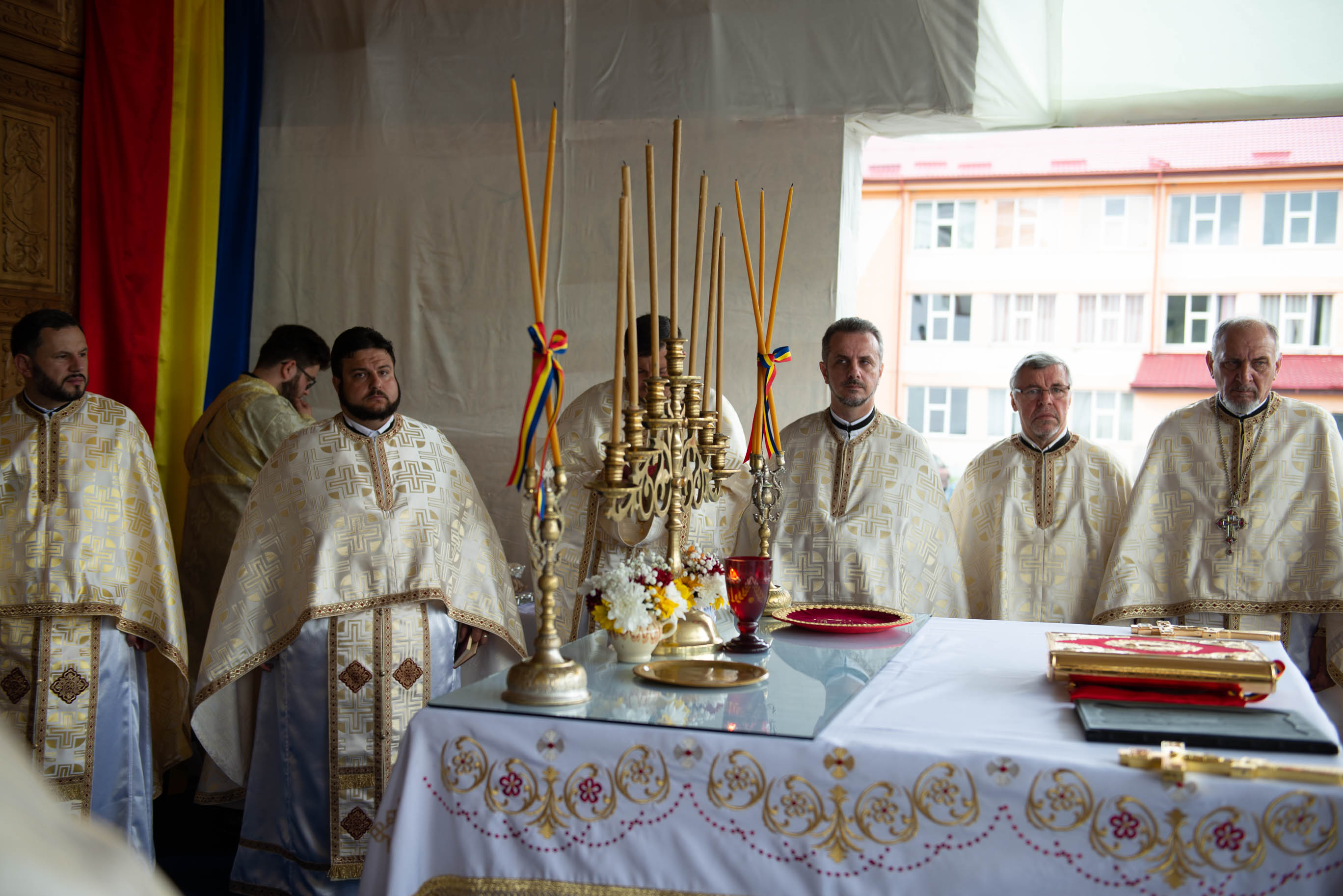 Foto: Alex Atudori Liturghie și sfințire de așezământ parohial, oficiate de IPS Mitropolit Teofan la Piatra Neamț
