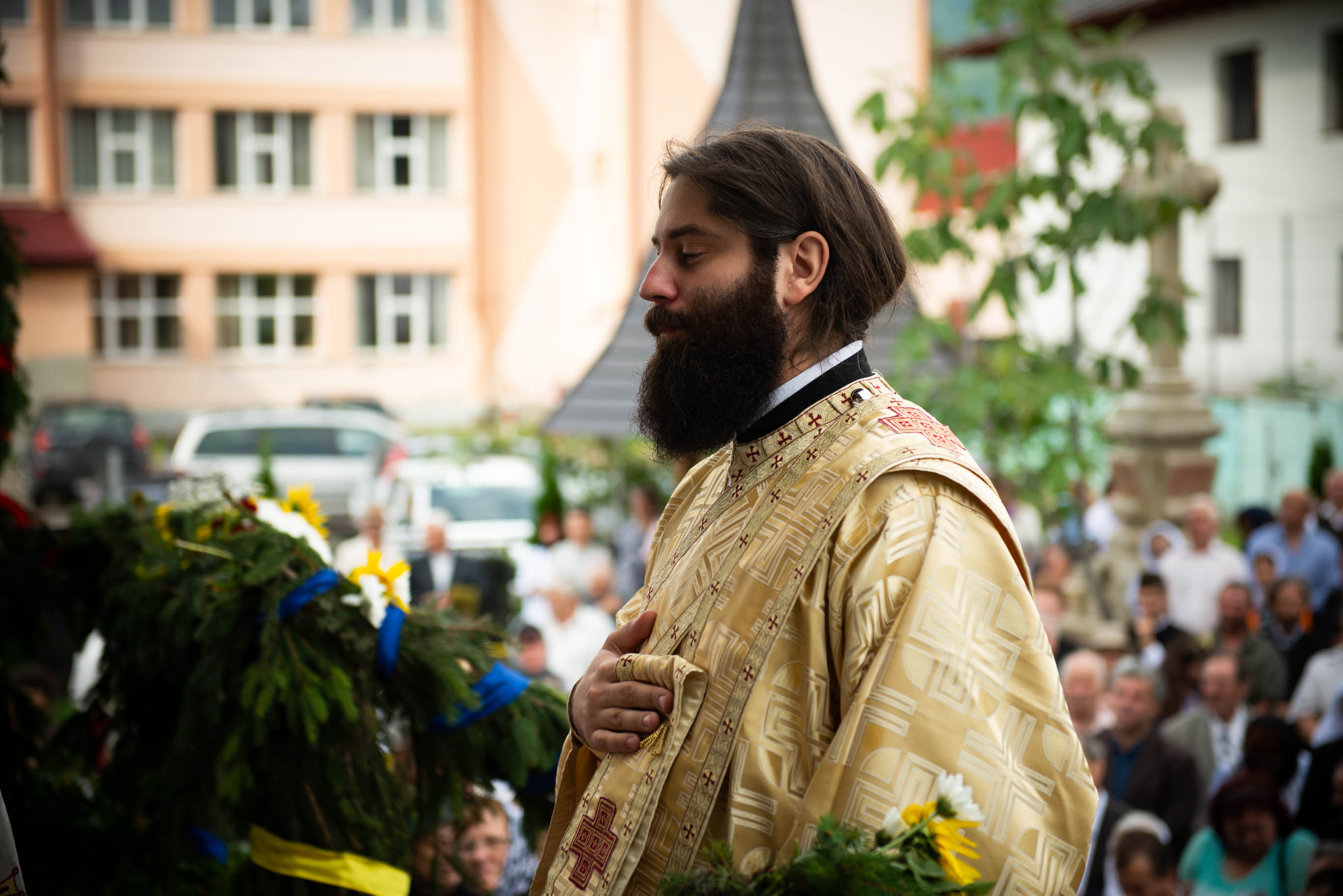 Foto: Alex Atudori Liturghie și sfințire de așezământ parohial, oficiate de IPS Mitropolit Teofan la Piatra Neamț