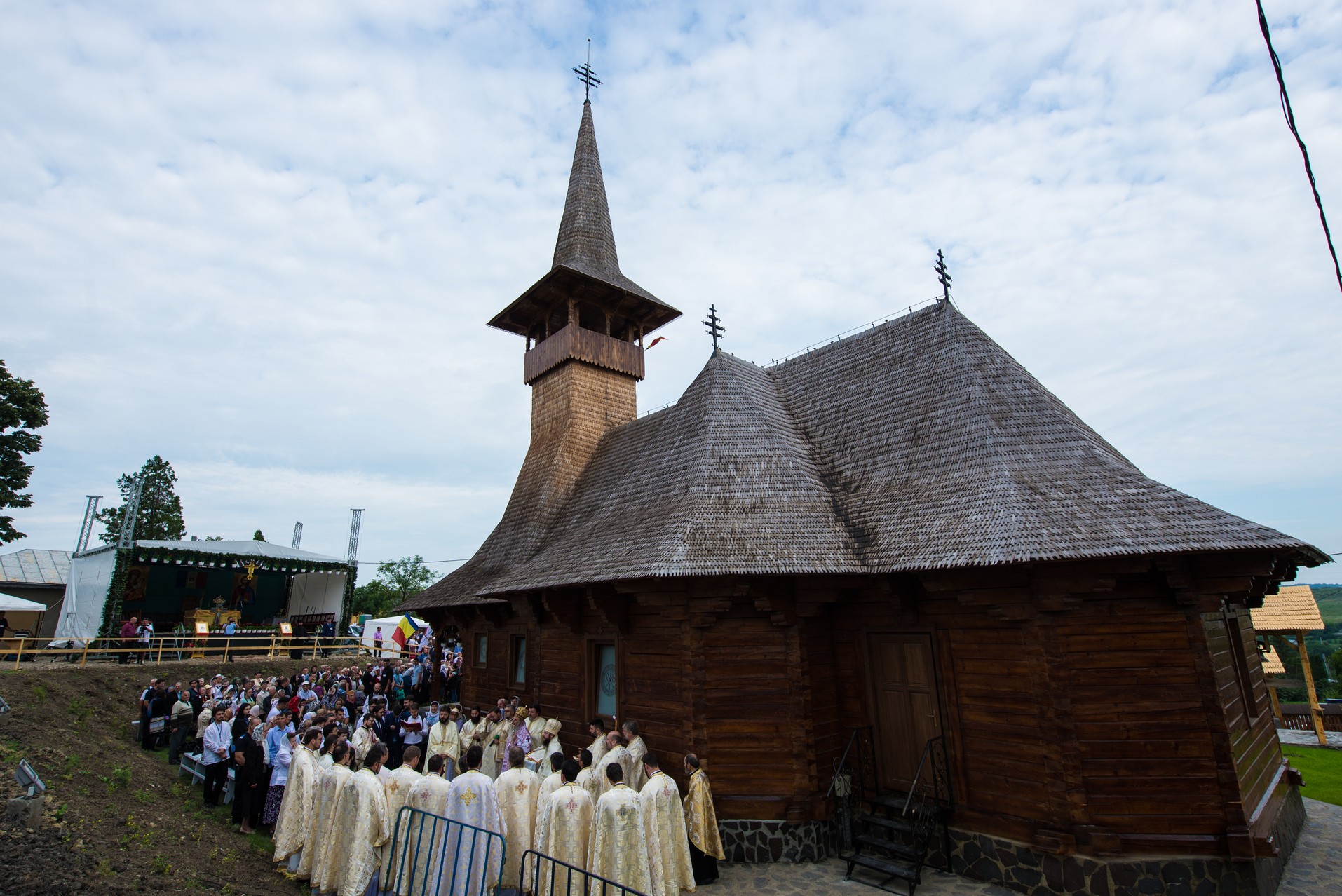 (Foto) Biserică în stil maramureșean, sfințită de doi ierarhi la Dancaș