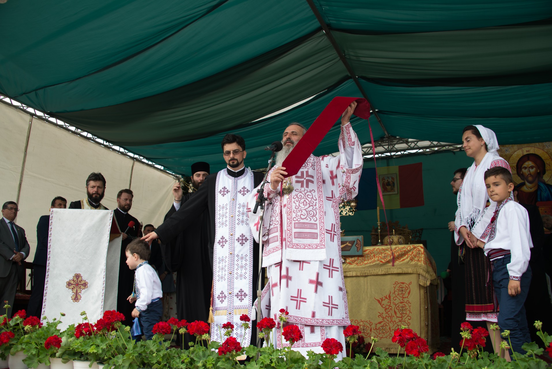 Foto: Tudorel Rusu Sfințire de biserică la Dancaș: „Ce ne dă Dumnezeu în Sfânta Biserică? Ne dă iertare de păcate”