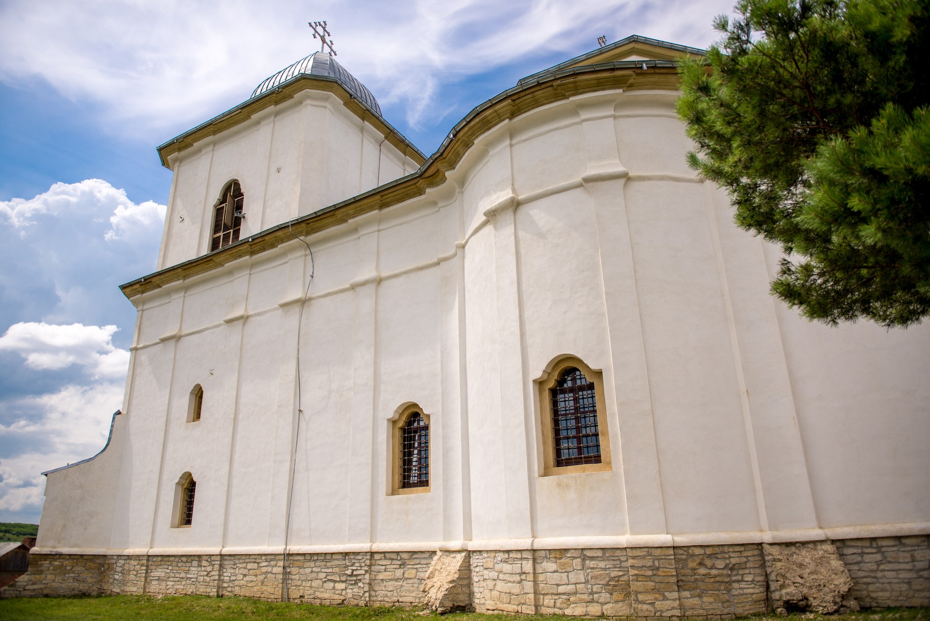 Sfinţire de casă parohială în Cucuteni - Leţcani, oficiată de IPS Mitropolit Teofan