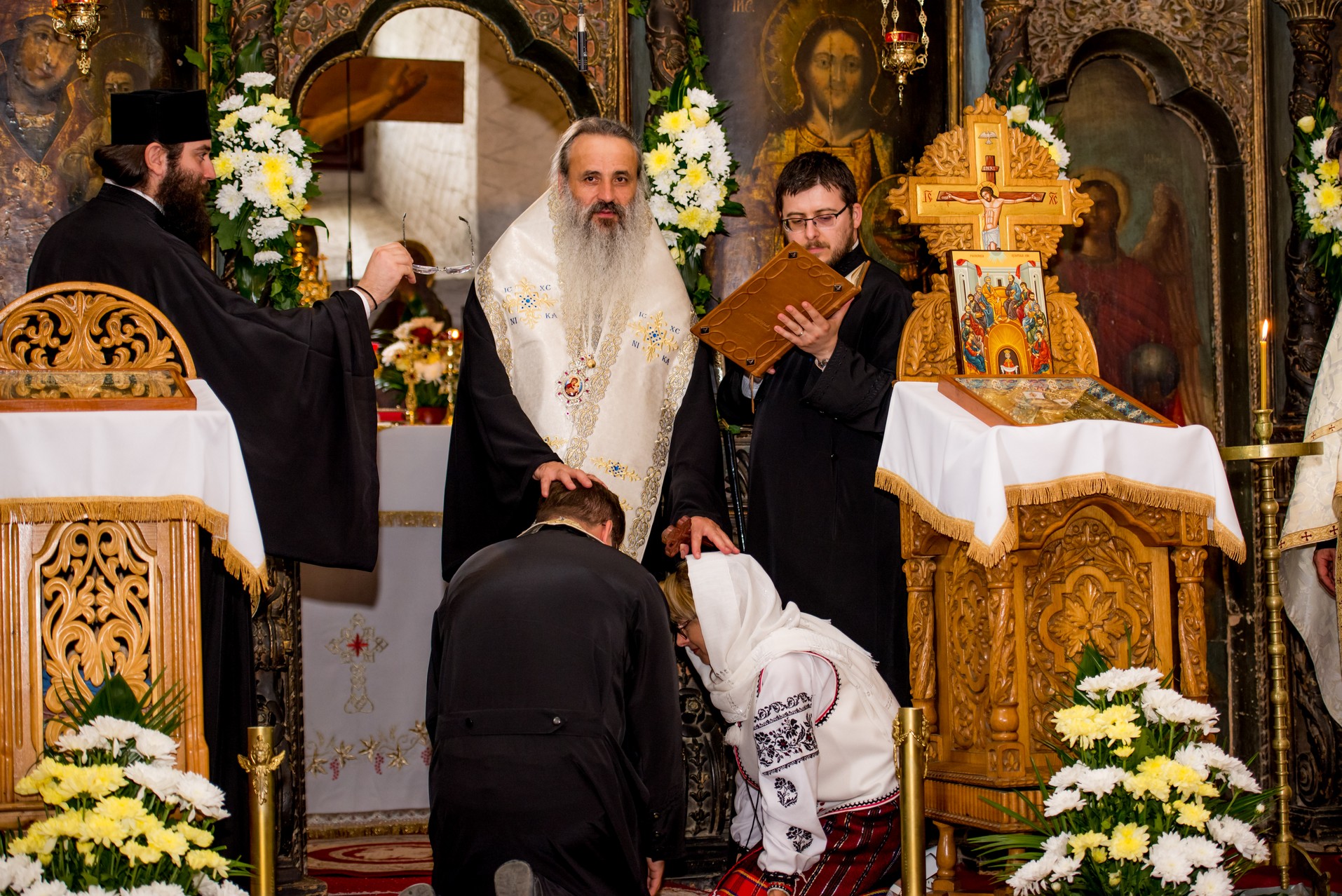 Sfinţire de casă parohială în Cucuteni - Leţcani, oficiată de IPS Mitropolit Teofan