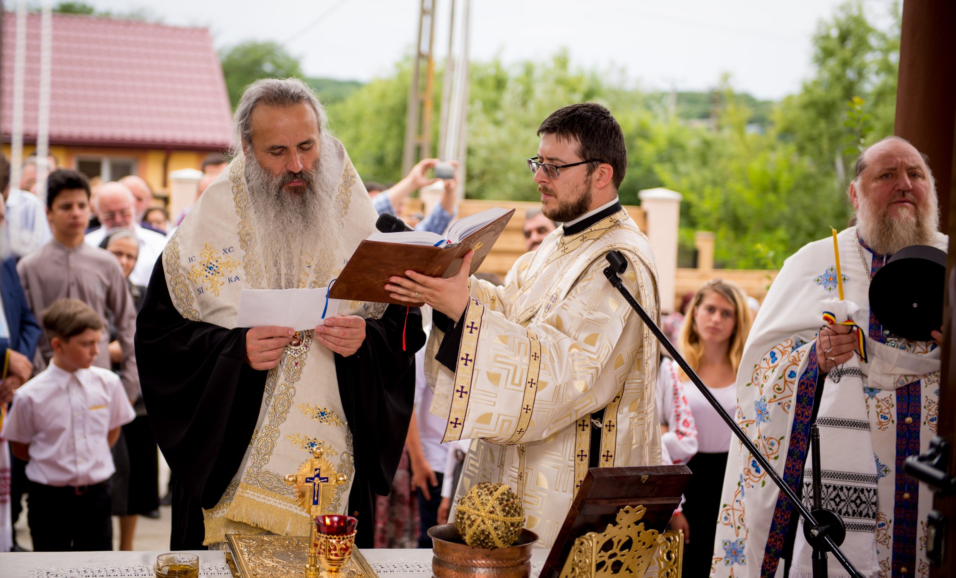 Sfinţire de casă parohială în Cucuteni - Leţcani, oficiată de IPS Mitropolit Teofan