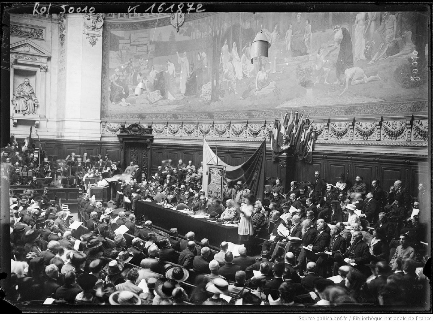 Ceremonia înmânării Stindardului lui Ștefan cel Mare autorităților române la Paris. Marele Amfitetru de la Sorbonna, 28 iulie 1917/ Sursa foto: biblioteca digitala „Gallica.fr” „Colocviile Putnei” XXI: Sfântul Voievod Ştefan cel Mare, pe stindardul unionist al anilor 1917-1918