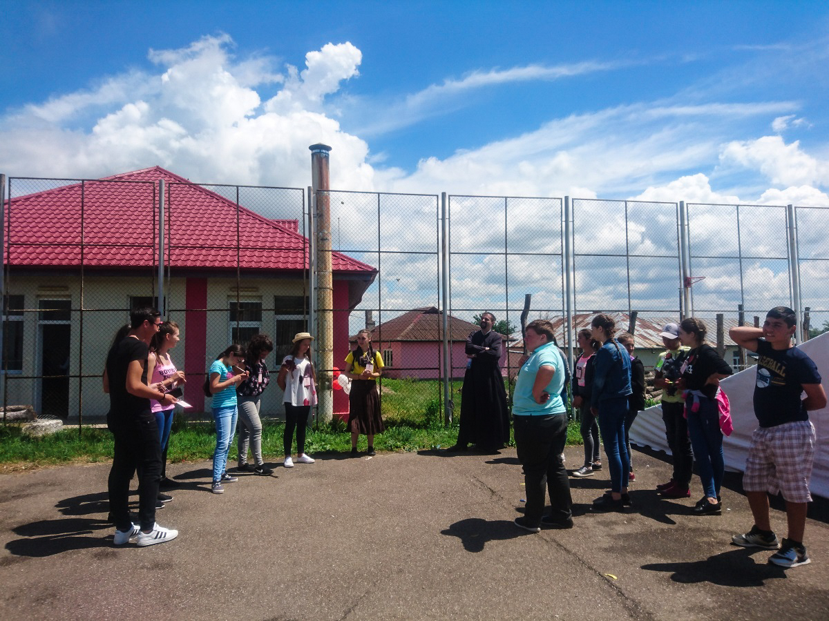 Tabăra din satul Bâcu sau cum să prinzi esenţialul într-o zi