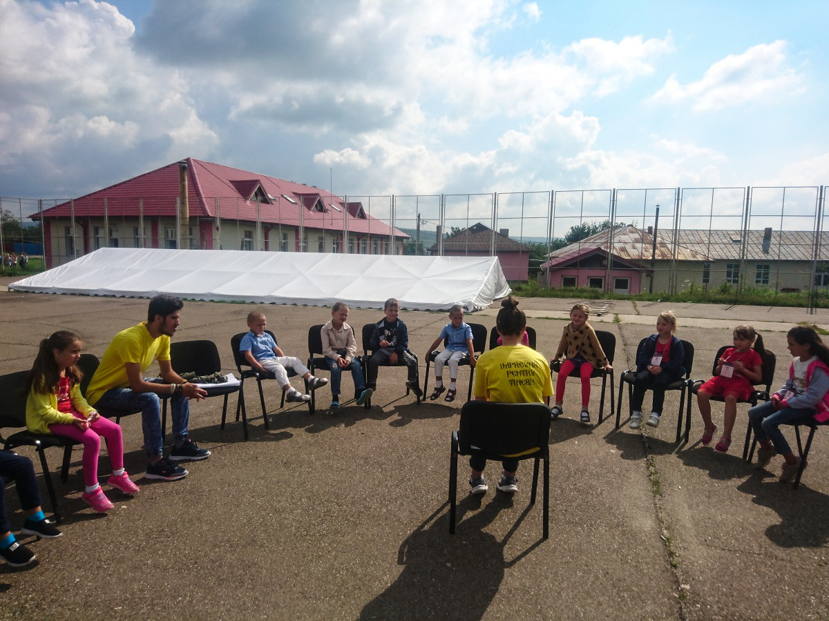 Tabăra din satul Bâcu sau cum să prinzi esenţialul într-o zi