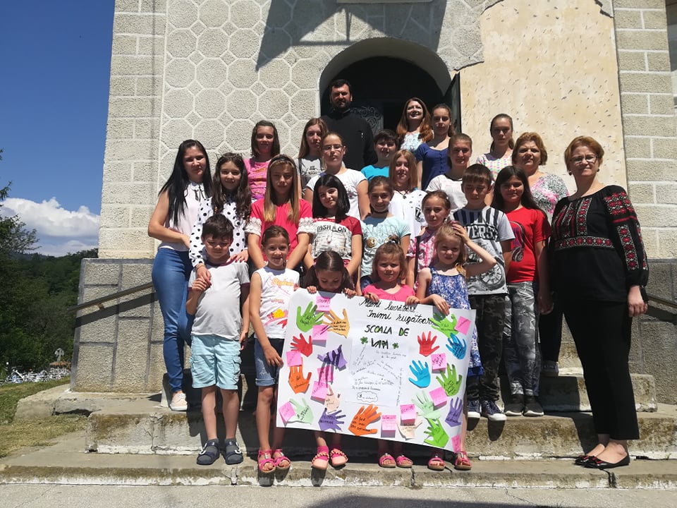 Şcoli de vară în tinda bisericii