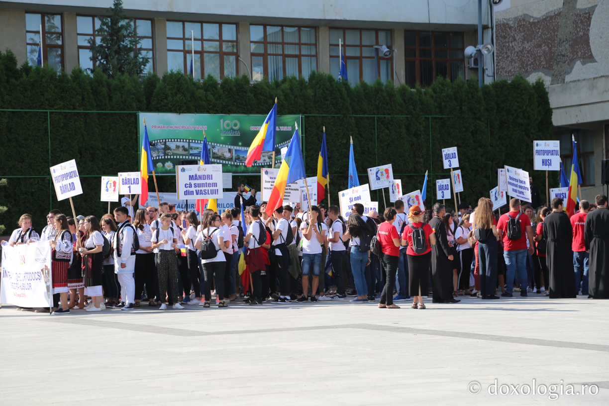 Conferință cu Pr. Constantin Necula, ateliere de comunicare, „Marşul Tineretului” și concert de muzică populară la prima ediție ITOV